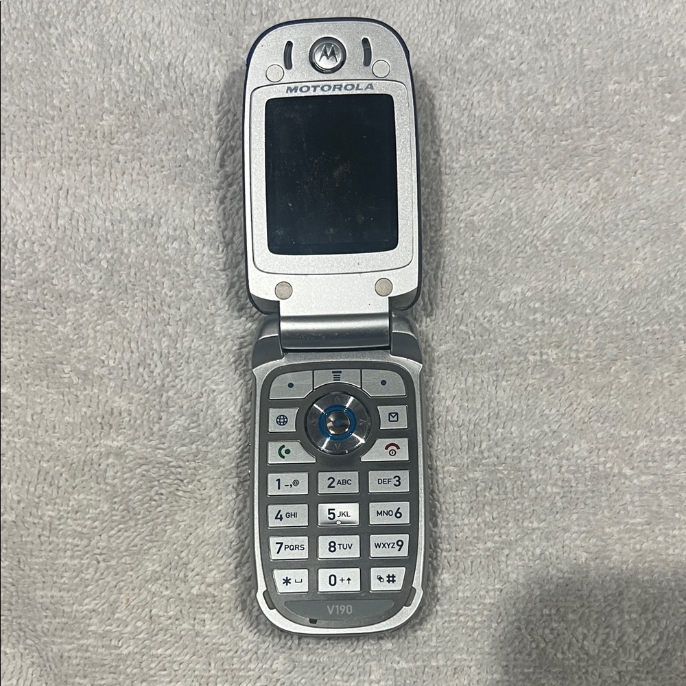 Motorola V190 Silver Flip Phone
